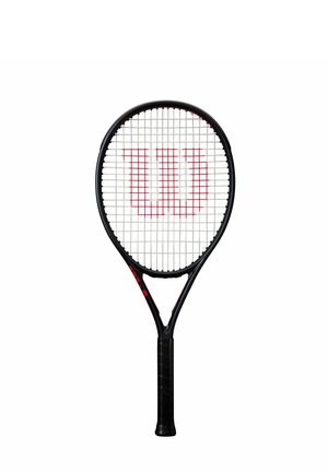 Raqueta de tenis negra con el logo rojo "W" en las cuerdas blancas y empuñadura negra, mostrada en posición vertical sobre un fondo blanco.