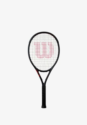 Raqueta de tenis negra con el logo rojo "W" en las cuerdas blancas y empuñadura negra, mostrada en posición vertical sobre un fondo blanco.
