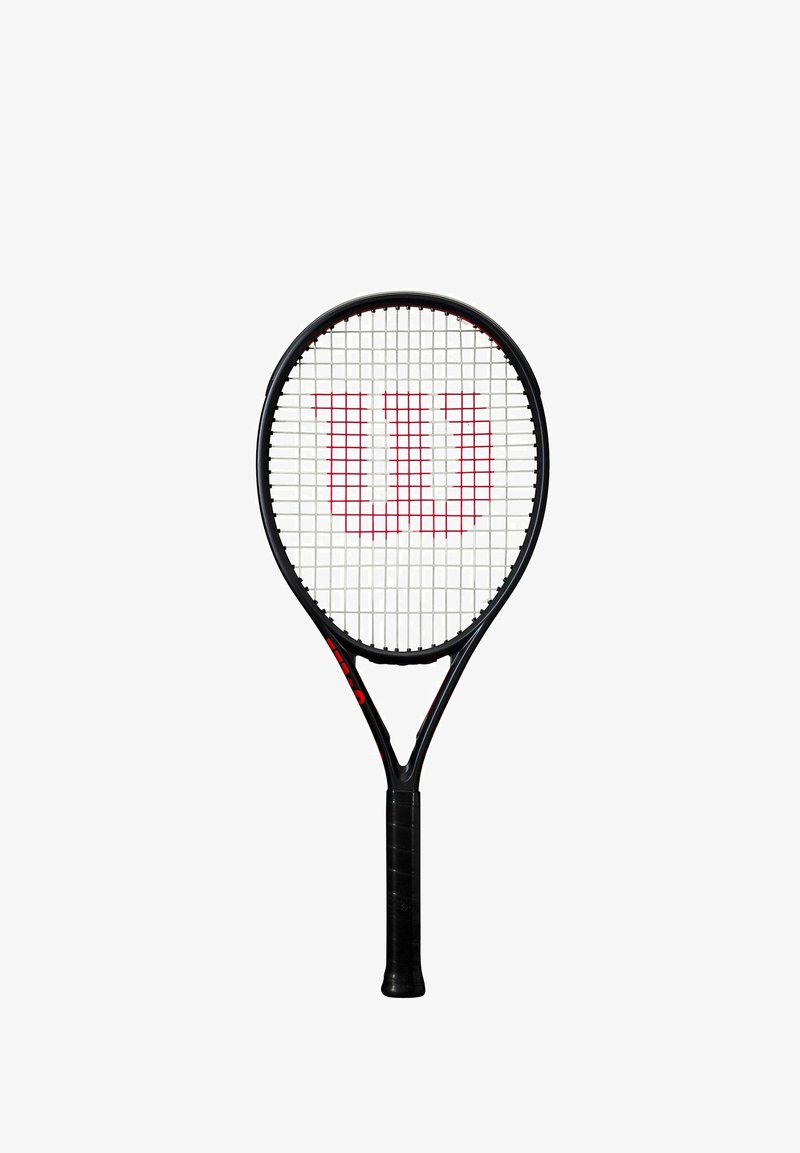 Raquette de tennis noire avec le logo rouge "W" sur les cordes blanches et la poignée noire, présentée verticalement sur fond blanc.