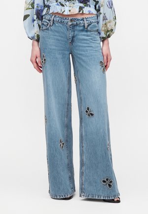 Alice + Olivia, AMAZING EMBELL CUTOUT  - Дънки с широк крачол - fiona vintage blue