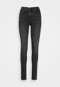 Jeans de mezclilla negros de cintura alta y corte slim, con cierre frontal de botón y cremallera, bolsillos delanteros y traseros, y trabillas para cinturón.