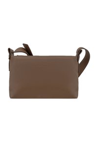 Bolso de cuero marrón con una forma estructurada, superficie texturizada y una correa ajustable unida a un lado. Marca sutil en el frente.