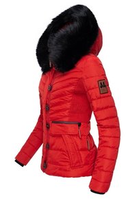 Giacca puffa rossa con cappuccio in finta pelliccia nera, chiusura con bottoni e tasche con zip. Presenta un pannello laterale testurizzato e una patch con logo.