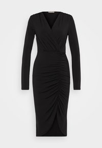 Czarna sukienka z długim rękawem o fasonie kopertowym, z marszczeniami na przodzie i długości do kolan. Gładka faktura materiału.