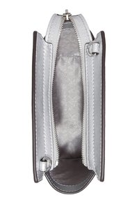 Cartera con cremallera plateada y exterior texturizado. El interior cuenta con un forro suave, dos compartimentos y herrajes de cremallera plateados.