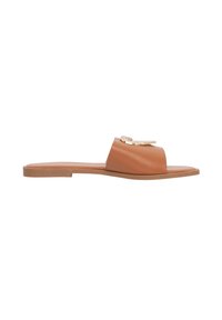 Infradito in pelle color cuoio con punta aperta, suola piatta e hardware dorato decorativo. Presentano una texture liscia e un design minimalista.