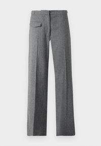 Pantalones grises con corte recto, textura suave, un bolsillo trasero y un patrón de tela sutil.