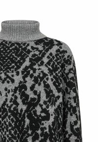 Grijze coltrui met een zwart dierenprintpatroon. Gemaakt van gebreid materiaal, het heeft een geribbelde kraag en een gestructureerd oppervlak.