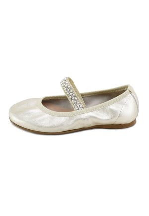 Zapato plano Mary Jane dorado brillante con tira elástica adornada con pequeñas perlas decorativas y suela marrón.