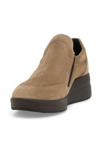 Scarpa slip-on in suede marrone con punta arrotondata, pannelli laterali elastici neri e suola spessa e testurizzata. Presenta un dettagliato cucito sottile.