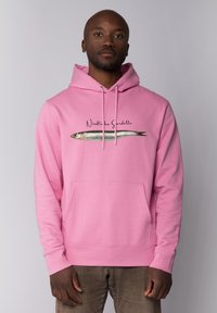 Roze hoodie met trekkoord, voorzak en een afbeelding van een vis boven de tekst "Niedli he Sardelle." Zachte stof en casual pasvorm.