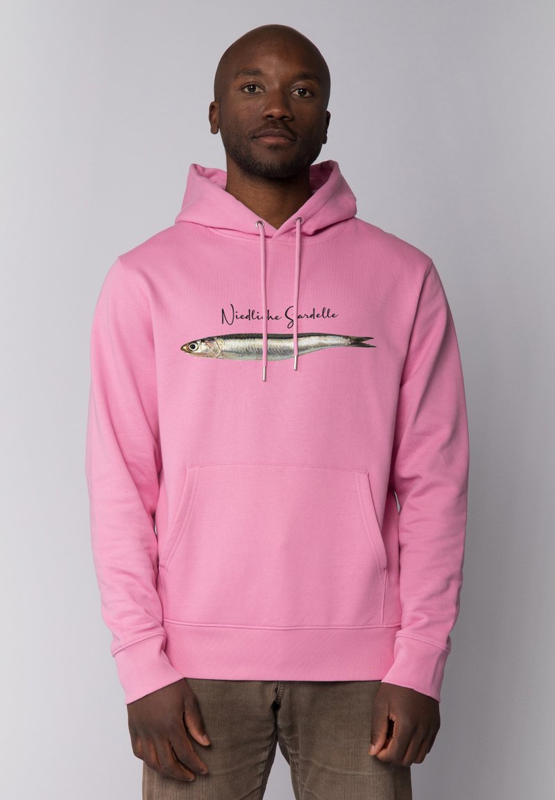 Roze hoodie met trekkoord, voorzak en een afbeelding van een vis boven de tekst "Niedli he Sardelle." Zachte stof en casual pasvorm.