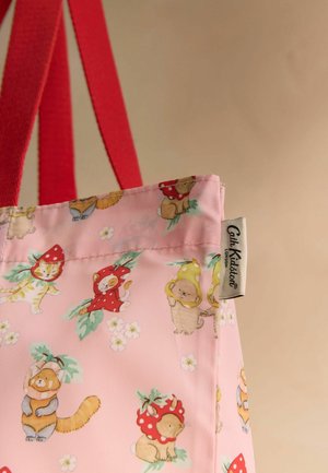 Rosa Stofftasche mit roten Griffen, verziert mit illustrierten Katzen, die Früchte als Kapuzen tragen, und weißen Blumen, mit dem Etikett "Cath Kidston London".