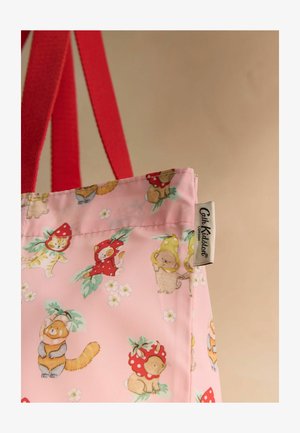 Rosa Stofftasche mit roten Griffen, verziert mit illustrierten Katzen, die Früchte als Kapuzen tragen, und weißen Blumen, mit dem Etikett "Cath Kidston London".