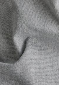 Tecido cinzento com uma textura suave e um subtil padrão de espinha de peixe, apresentando caimento suave e um leve brilho.