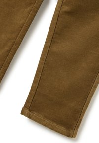 Braune Cord-Hosen mit weitem Beinöffnung zeichnen sich durch eine gerippte Textur und einen sauberen Saum aus. Der Stoff wirkt weich und strapazierfähig.