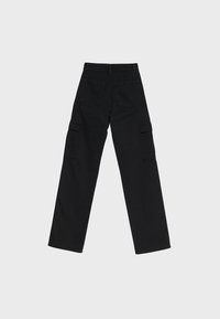 Pantalons cargo droits noirs avec poches à rabat arrière et sur les côtés, passants de ceinture et taille mi-haute sur un fond clair.