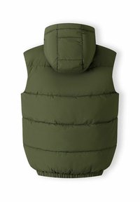 Zeleni puffer prsluk maslinaste boje s kapuljačom, s prešanim uzorkom, elastičnom donjom ivicom i glatkom teksturom. Nema prednjih otvora ili dodatnih vidljivih detalja.