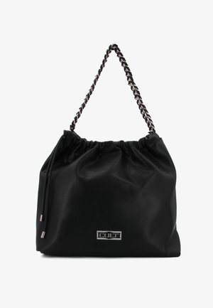 Borsa a secchiello nera in pelle sintetica con tracolla a catena intrecciata, apertura cinchata e logo argentato sul davanti. Texture liscia.