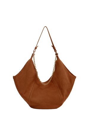 Bolso de hombro de ante marrón con forma curva, que presenta un detalle de cadena dorada y una correa de cuero ajustable. Textura suave y diseño minimalista.