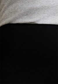 Zizzi Šortky - black