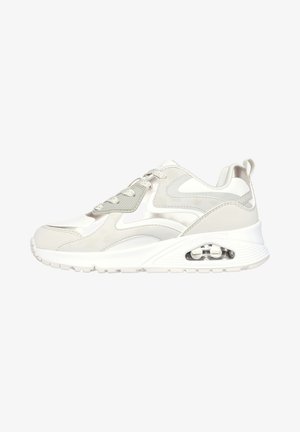 Witte sneaker met een bovenwerk van textuurleer en mesh accenten. Beschikt over een zichtbare luchtunit, vetersluiting en een gestroomlijnd ontwerp.