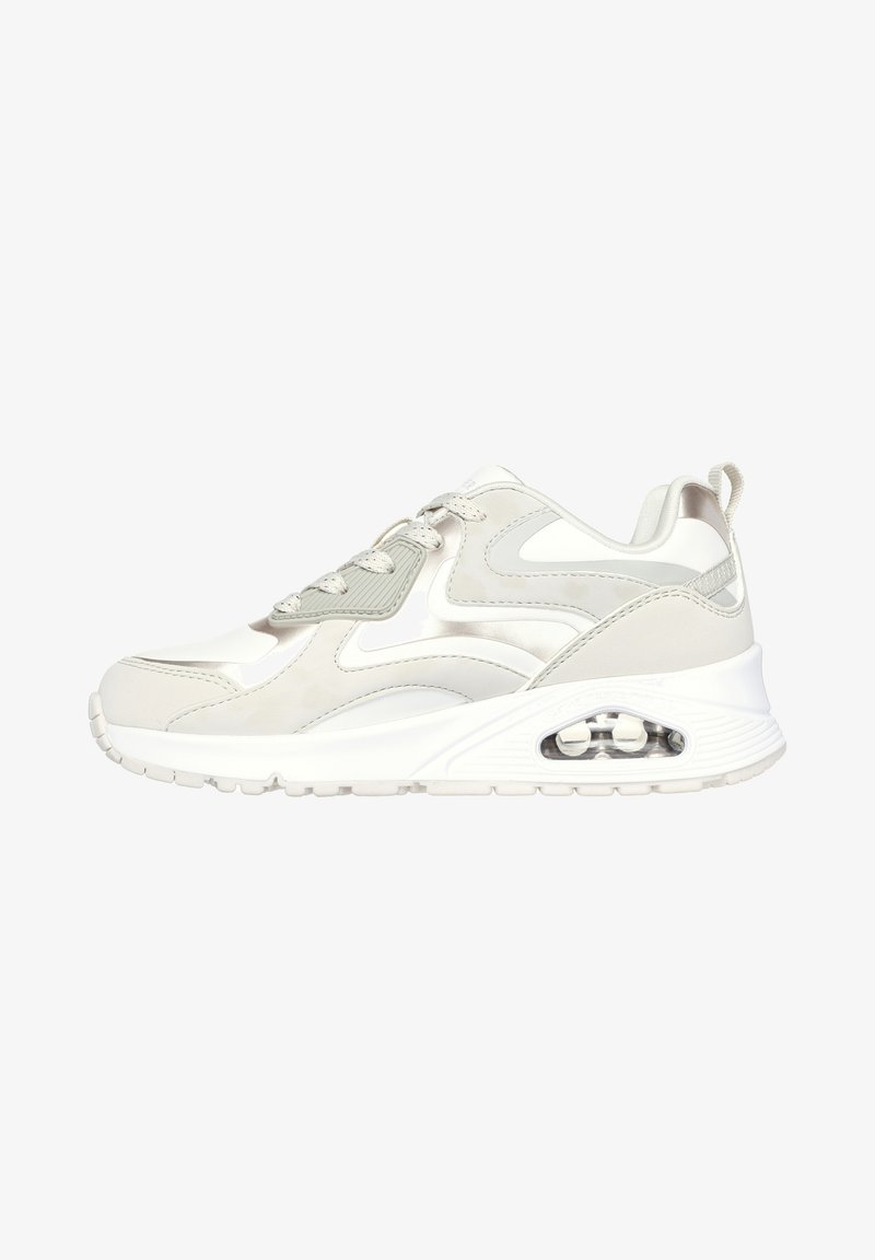 Witte sneaker met een bovenwerk van textuurleer en mesh accenten. Beschikt over een zichtbare luchtunit, vetersluiting en een gestroomlijnd ontwerp.