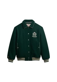 Groene fleece jas met een knoopsluiting aan de voorkant, witte bies, zijzakken en gestreepte manchetten. Voorzien van een geborduurd logo op de borst.