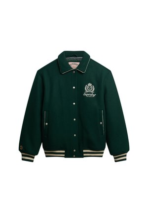 Groene fleece jas met een knoopsluiting aan de voorkant, witte bies, zijzakken en gestreepte manchetten. Voorzien van een geborduurd logo op de borst.