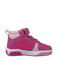 Scarpa sportiva rosa a metà altezza con superficie texturizzata, allacciatura frontale e cinturino regolabile. Presenta una suola bianca e dettagli rosa.