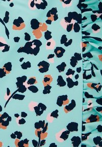 Ljus aqua-tyg med ett leopardmönster som har mörkblå, persikofärgade och ljusrosa fläckar; rynkad kantdetalj på ena sidan.