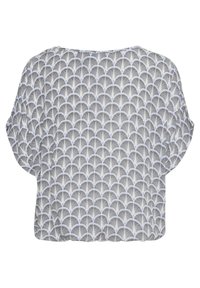 Blusa a maniche corte in tessuto leggero con un motivo a ventaglio bianco e nero. Il design ha una vestibilità ampia e un collo rotondo.