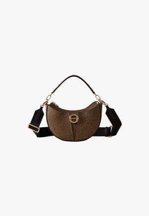 Sac à main croissant texturé marron avec des poignées courtes noires et des sangles longues réglables, et un fermoir circulaire doré à l'avant.