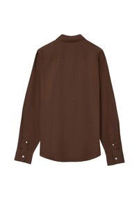 Dunkelbraunes Langarmhemd mit knopfbaren Manschetten, geradem Rückenpasse und klassischem Kragen, von hinten vor einem weißen Hintergrund gezeigt.