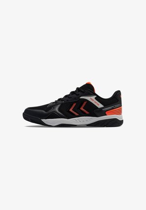 Schwarze Sportschuhe mit einem strukturierten Mesh-Obermaterial, akzentuiert durch orangefarbene und silberne Details, ausgestattet mit einer gepolsterten Sohle und einer langlebigen Gummisohle.