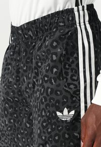 adidas Originals GRAPHIC UNISEX - Pantaloni sportivi - black
