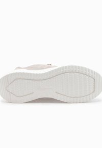 Sneaker beige chiaro con parte superiore strutturata, suola in gomma bianca con un motivo esagonale e costruzione robusta per una maggiore durata.