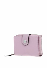 Portefeuille en cuir rose clair doux avec une finition texturée, doté d'une fermeture à pression frontale, d'un détail zippé et d'un accent logo sur la pression.