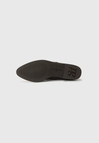 Semelle de chaussure en cuir brun avec une surface lisse et une adhérence texturée. Présente le logo "paul green" embossé et une forme élégante et pointue.