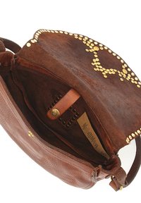 Borsa a tracolla in pelle marrone con interno in camoscio, borchie in metallo dorato lungo il bordo, chiusura con zip e tracolla in pelle.