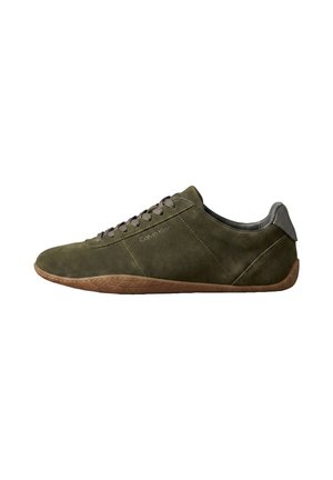 Niski profil zielone oliwkowe zamszowe sneakersy z brązową podeszwą i szarą zakładką na pięcie, z sznurowadłami i logo "Calvin Klein" na boku.