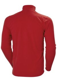 Czerwony długi sweter z długim rękawem i wysokim kołnierzem, wykonany z miękkiego materiału, z płaskimi szwami i dopasowanym krojem, bez widocznych elementów metalowych ani wzorów.