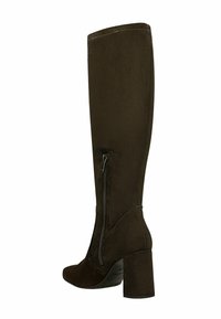 Hochschafiger, dunkelbrauner Wildlederstiefel mit Blockabsatz und seitlichem Reißverschluss, von der Außenseite aus betrachtet, vor weißem Hintergrund.