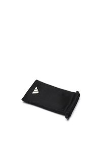 Svart nätpåse med dragsko och en triangelformad silverlogotyp på framsidan, med en strukturerad yta och rektangulär form.