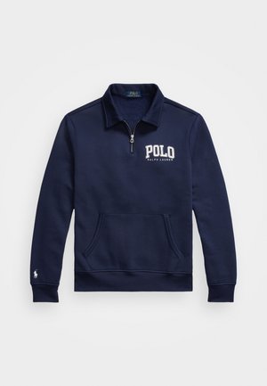 Hanorac bleumarin cu fermoar pe un sfert, dotat cu un buzunar frontal, logo brodat alb „POLO RALPH LAUREN” și un logo mic pe mânecă.