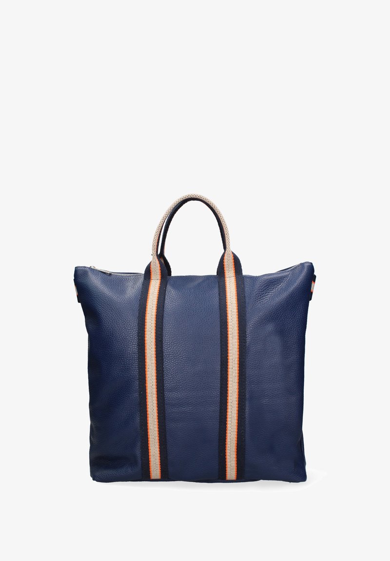 Marineblauwe leren tote bag met een gestructureerde afwerking, voorzien van twee contrasterende gestreepte handvatten in donkerblauw, wit en oranje. Ritsafsluiting aan de bovenkant.