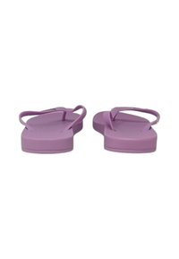 Infradito viola in gomma con suola piatta, cinturini sottili e una texture liscia. Design semplice senza ulteriori motivi o decorazioni.