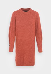 Röd stickad klänning i mjukt material, med rund halsringning och långa ärmar med knappdetalj vid manschetterna. Klassisk, avslappnad passform.