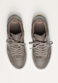 Szare skórzane trampki z zamszowymi akcentami, zaokrąglonym noskiem, wyściełanym kołnierzem, płaskimi sznurówkami i perforowanymi detalami na przodzie buta. Przezroczysta podeszwa.