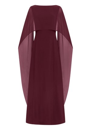 Vestido largo hasta el suelo de color burdeos oscuro con corpiño ajustado y un velo translúcido tipo capa que se extiende desde los hombros hasta el dobladillo.